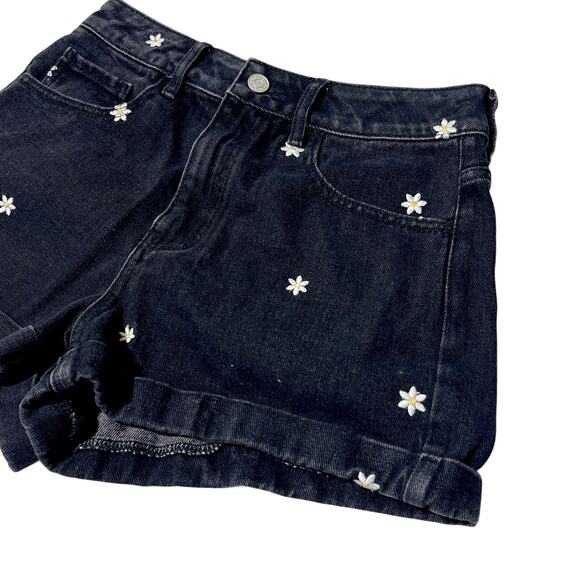 PacSun Pants - NWT PacSun Mom Short SZ 26 Black Daisy Embroidery